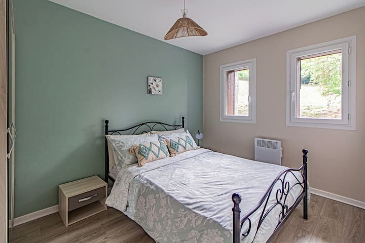 卧室2、双人床和衣柜