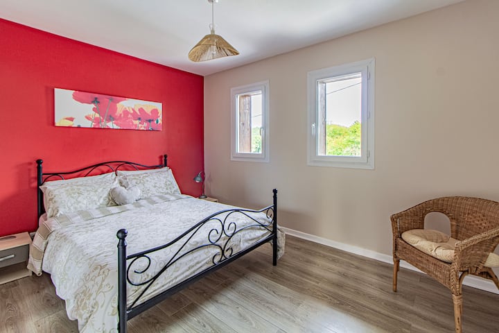 卧室1，双人床和衣柜