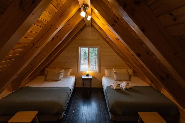 Upstairs bedroom with 2 queen size beds.