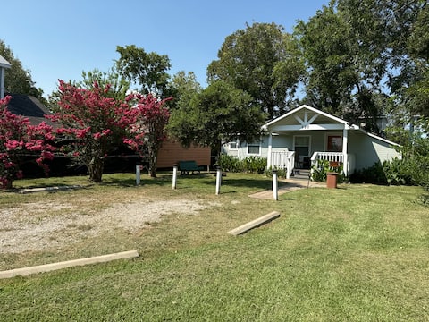 HOOTS BY THE BAY - DOG FRIENDLY