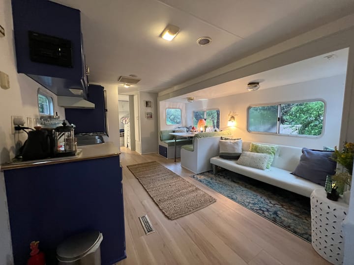 Нови дрвени подови низ целиот простор. Футонот се спушта за да поддржи единечен кревет.