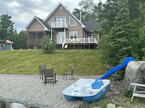 Hideaway Chalet~Hot Tub~Pet Friendly~Wi-Fi