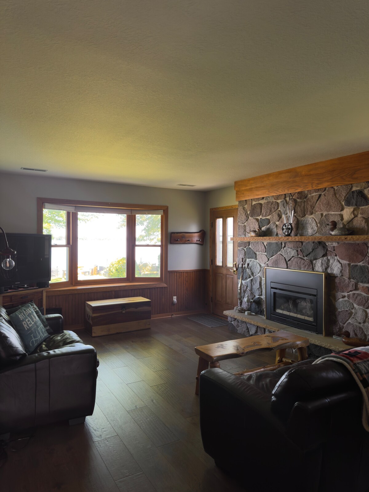 להירגע וליהנות מקמין הגז כשאתם מביטים בנוף האגם!!
שקיעות מדהימות! (בהתאם למזג האוויר)
בחדר הזה יש גם טלוויזיה ונגן DVD. 
שולחן בגובה בר, שנמצא מאחורי הספה,יחד עם שולחן.
(מוצג בתמונות אחרות)