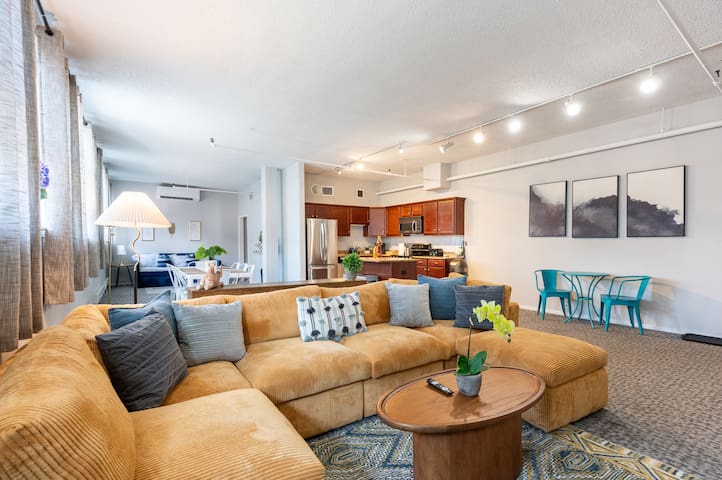 BIG Downtown Penthouse|Vintage 3bd (GYM+Balcony)