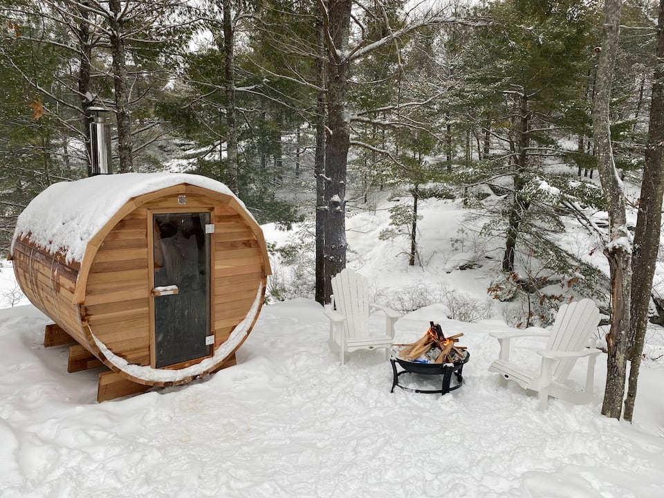 Edgewater Cottage, high in the Muskoka pines, Gravenhurst, Ontario, Canada, photo 9 of 10