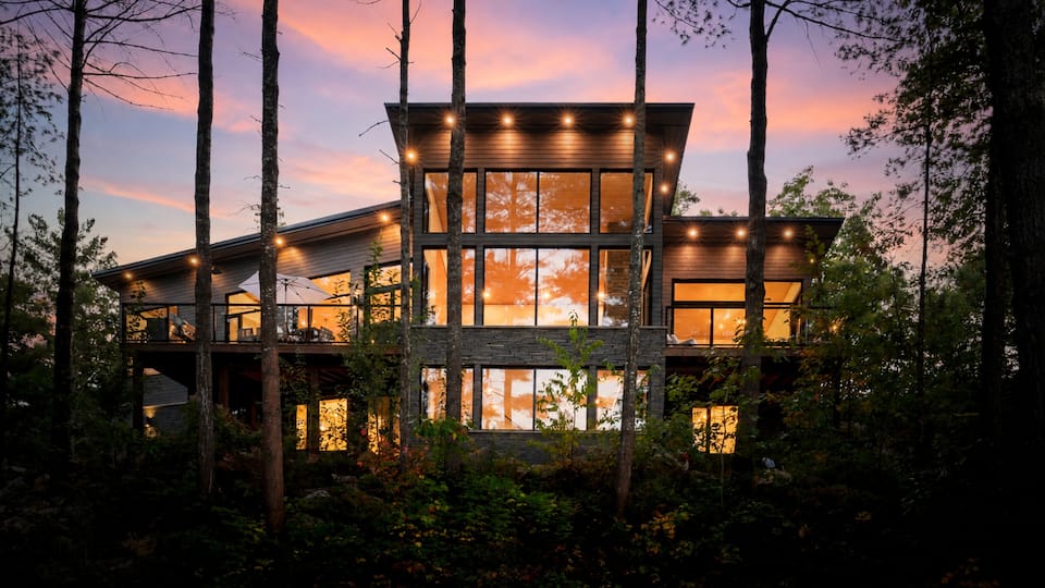 Edgewater Cottage, on a Muskoka lake, Gravenhurst, Ontario, Canada, photo 3 of 10