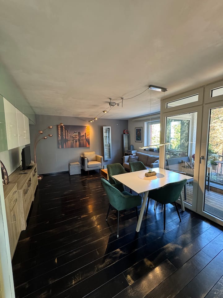 Wohnzimmer mit Esstisch und platz für vier Personen.