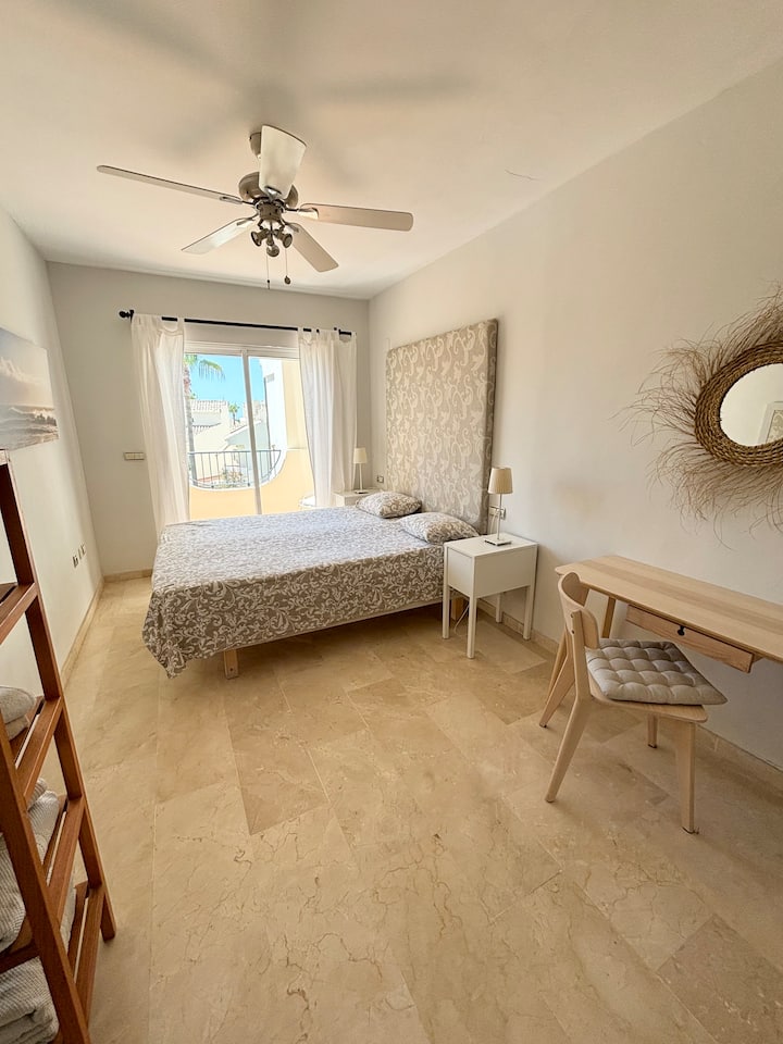 Главна спална соба со балкон и работно место