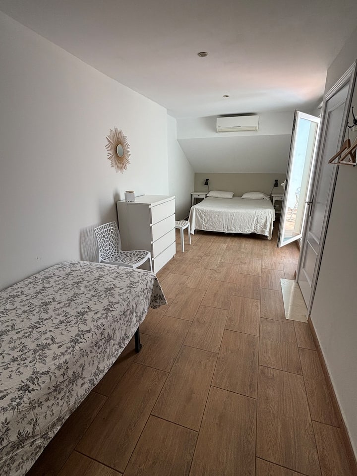 Двокреветна соба со трет кревет и балкон на покривот. Во оваа спална соба има сопствена бања.