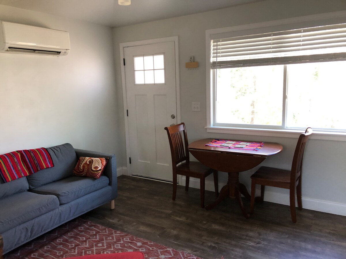 Successful Airbnb property: Tiny house in the trees in Oakland City