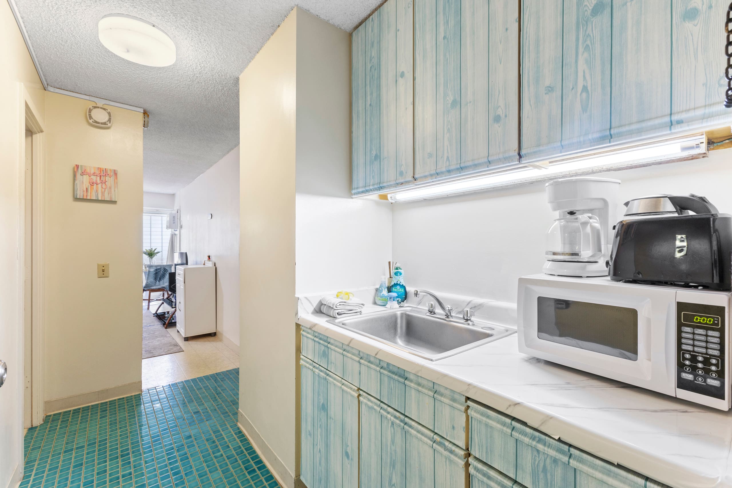 Basic Studio 🏝 1 Block To The Beach! Legally Zoned - Image 8