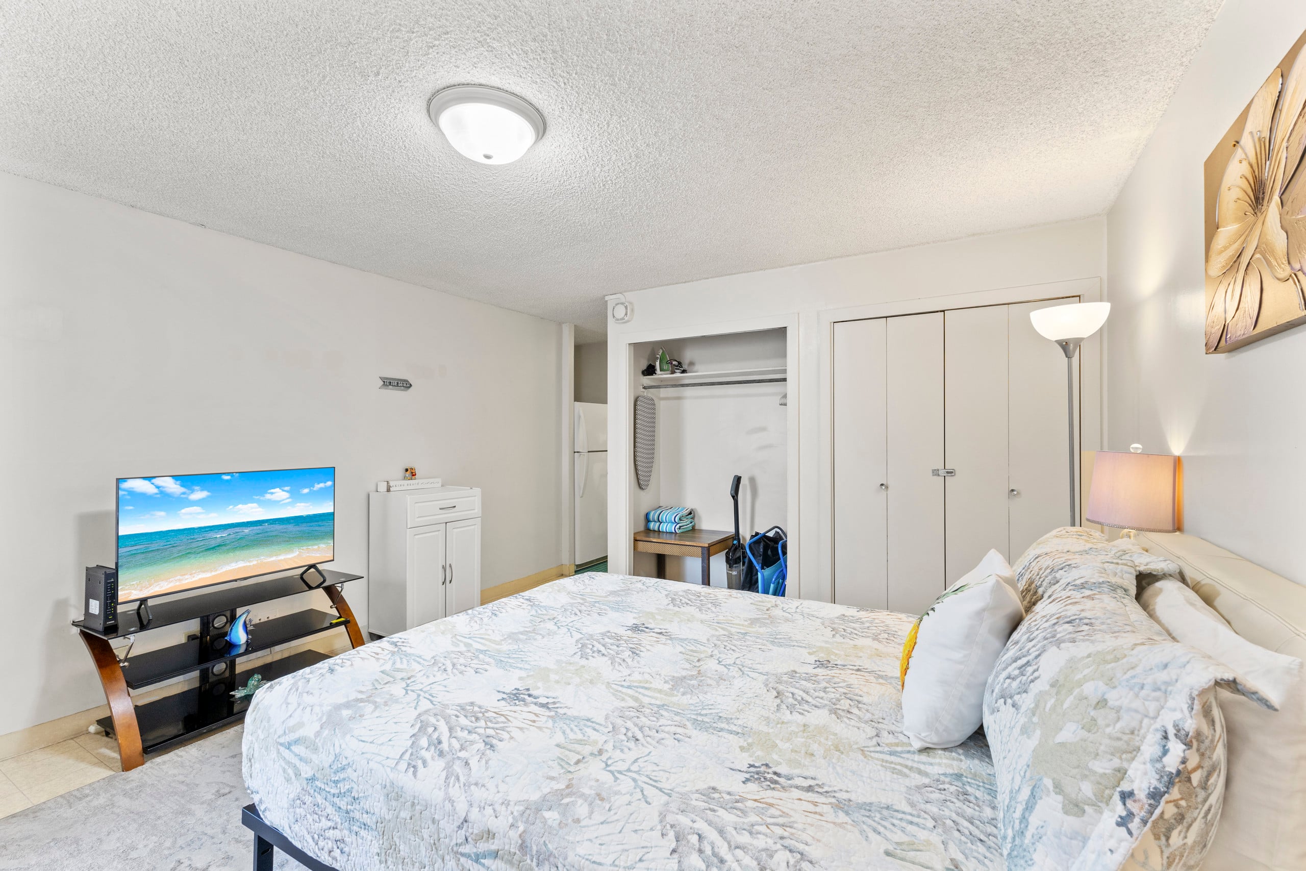 Basic Studio 🏝 1 Block To The Beach! Legally Zoned - Image 12