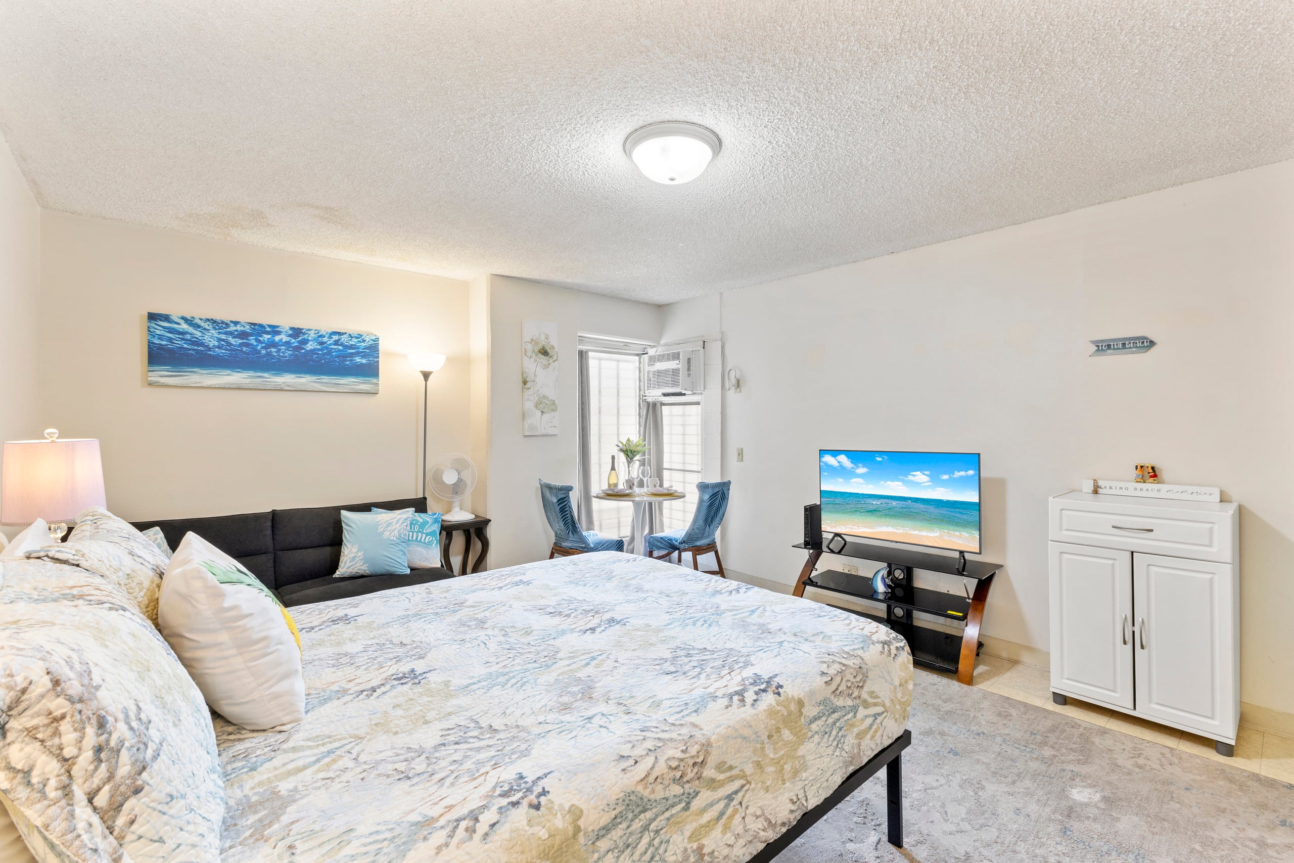Basic Studio 🏝 1 Block To The Beach! Legally Zoned - Image 4