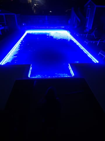 Large Heated Pool & Hot ! Tub 13 beds 3 baths