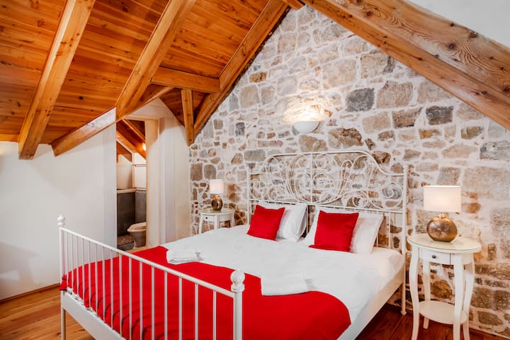 Izba „STREŠNÁ“ na prvom poschodí sa nachádza priamo pod otvorenou strechou s drevenými trámami, klimatizáciou, televízorom a kúpeľňou so sprchovacím kútom, WC a umývadlom. STREŠNÁ terasa je prístupná pohodlným kamenným schodiskom a terasa na opaľovanie je hneď vedľa.