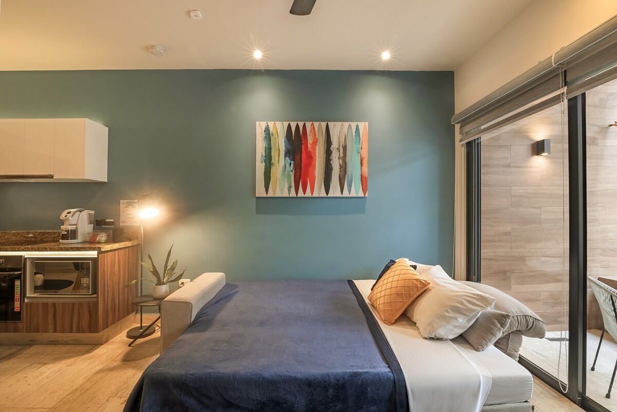 Top performing Airbnb: 1 Block to 5th! WiFi, Washer, Parking in Quintas Del Carmen