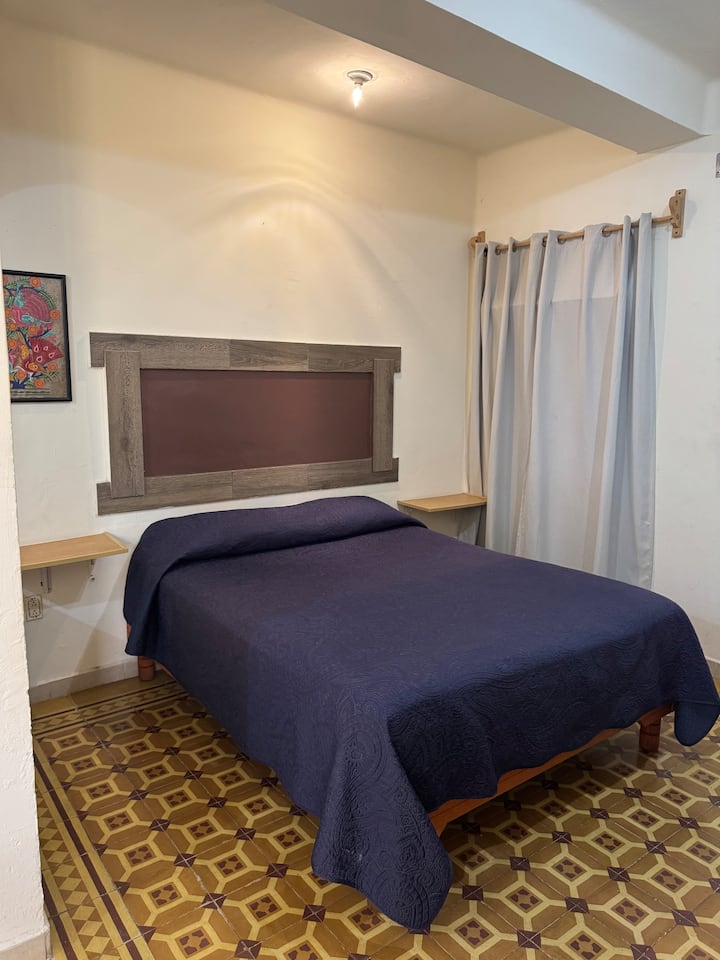 Cama queen, closet y ventilador con TV