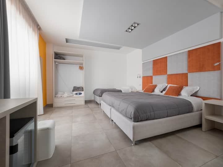 Orange Suites - Family Room - Sorrente