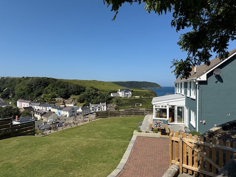 6 bedroom beach house; walks, swims, pubs, sunsets