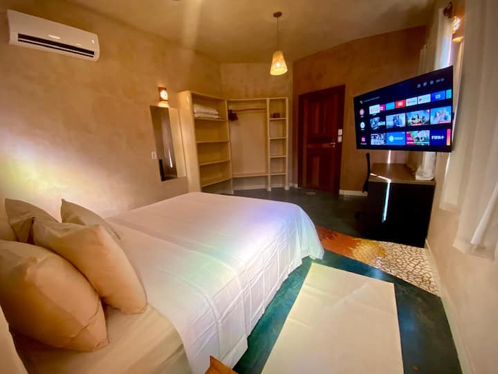 Quarto com cama queen, HD TV 40” e ar condicionado para seu conforto.