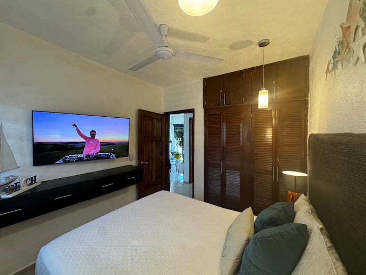 Recámara principal con televisión Samsung de 50 pulgadas, ventilador de techo, minisplit, cama quen size, hermosa iluminación y una decoración que te sentirás de vacaciones 