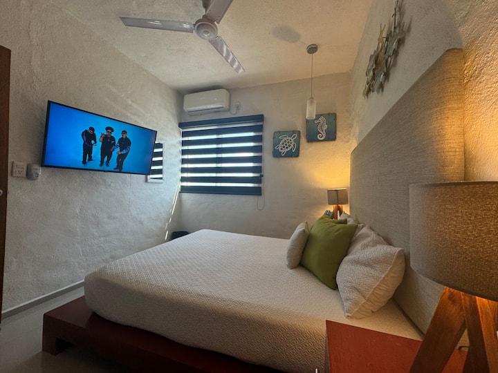 Con una excelente iluminación televisión marca LG de 43 pulgadas Smart TV ventilador de techo minisplit y clóset 