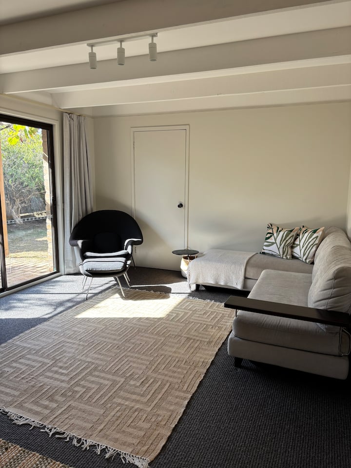 Habitación con TV Sony Bravia y chimenea cerrada.