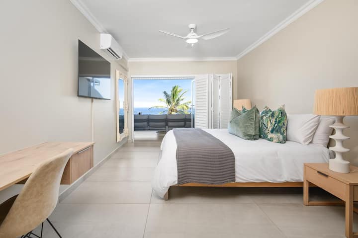 חדר שינה ראשי עם מיטת קינג סייז בסגנון Weylandts.