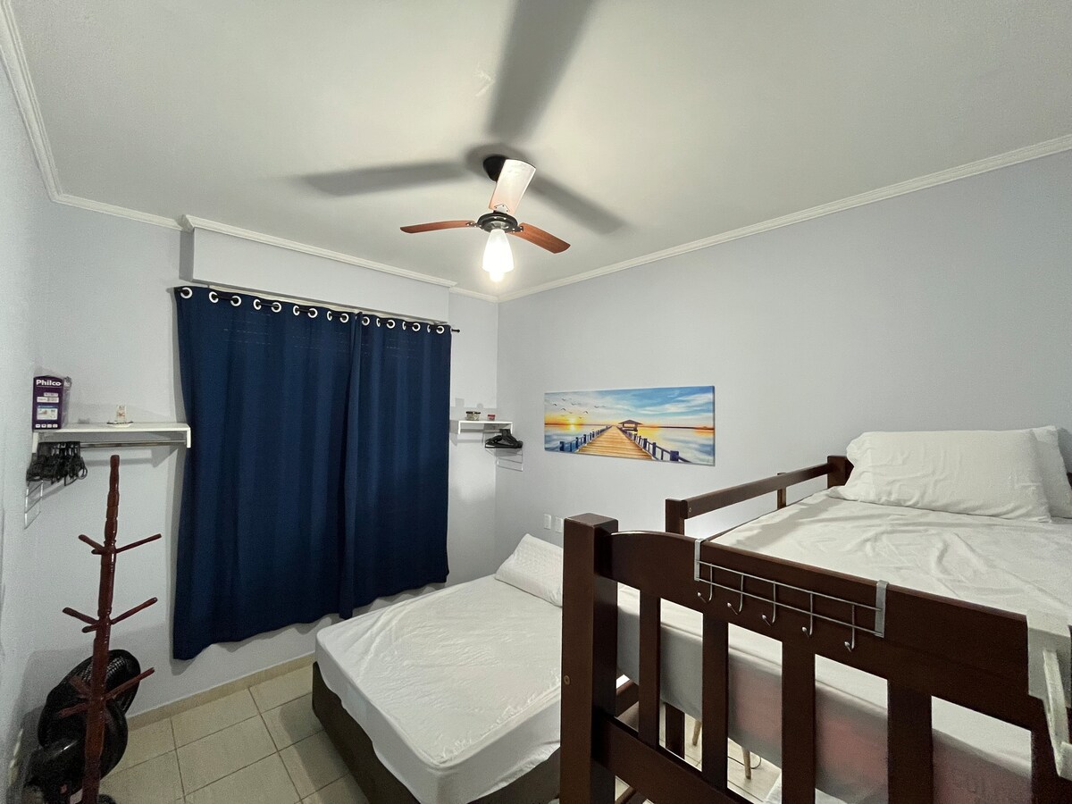 ห้องพักกว้างขวางโปร่งโล่งและสว่างสดใสสำหรับการพักผ่อนของผู้เข้าพัก