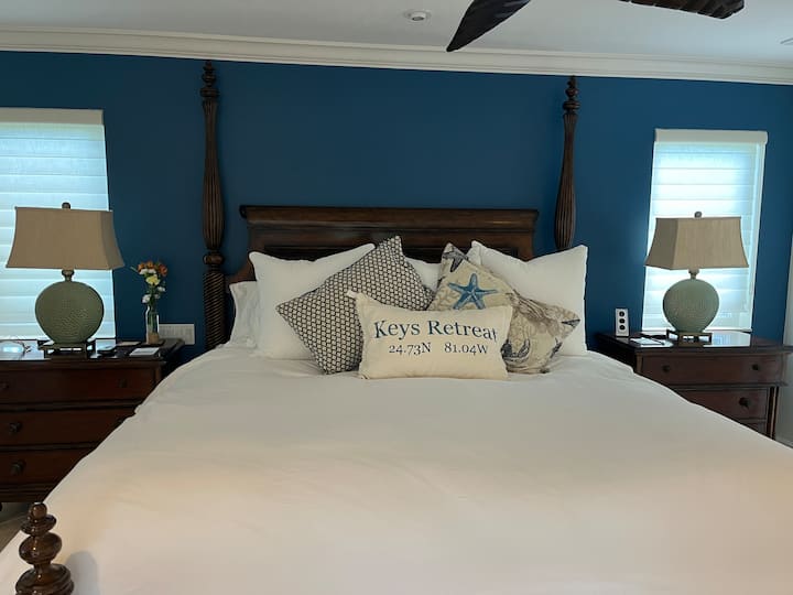 Bedroom w/ensuite and king bed