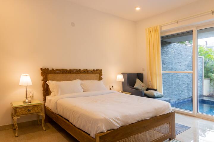 Rooms: Bedroom