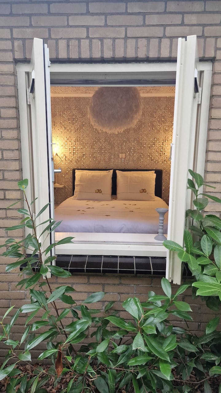 غرفة نوم رئيسية مع سرير بزنبرك 160 × 200.  للوصول إلى غرفة النوم هذه، يجب عليك المرور عبر غرفة النوم الأمامية (انظر مخطط الطابق من الكوخ).