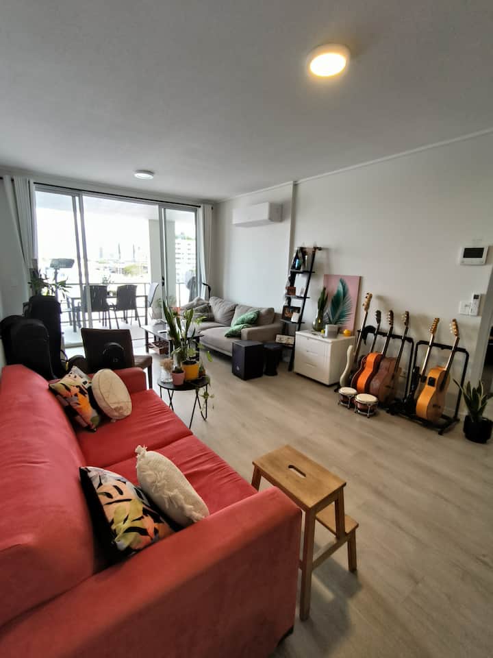 Woonkamer met grote flatscreen-tv en toegang tot het Netflix-account van de gast