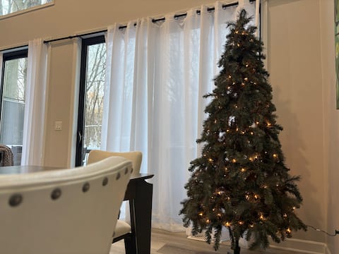 "THE MOON" Cabin with Private Hot Tub Deck