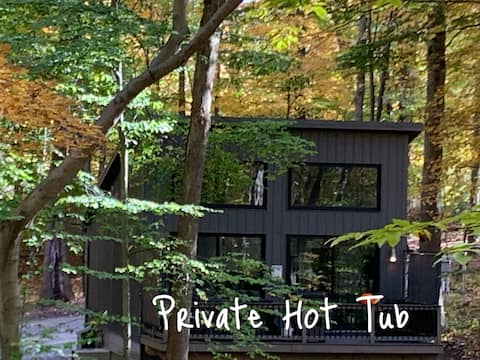 "THE MOON" Cabin with Private Hot Tub Deck