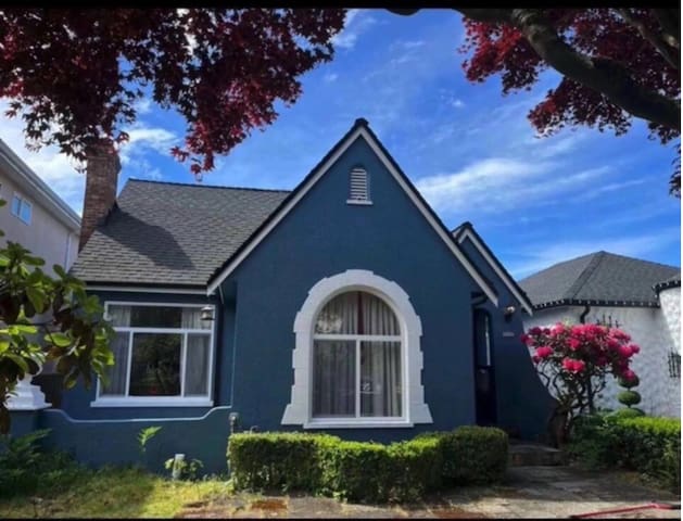 Modern 4-Bedroom Retreat| 6min YVR 20min DT/Cruise