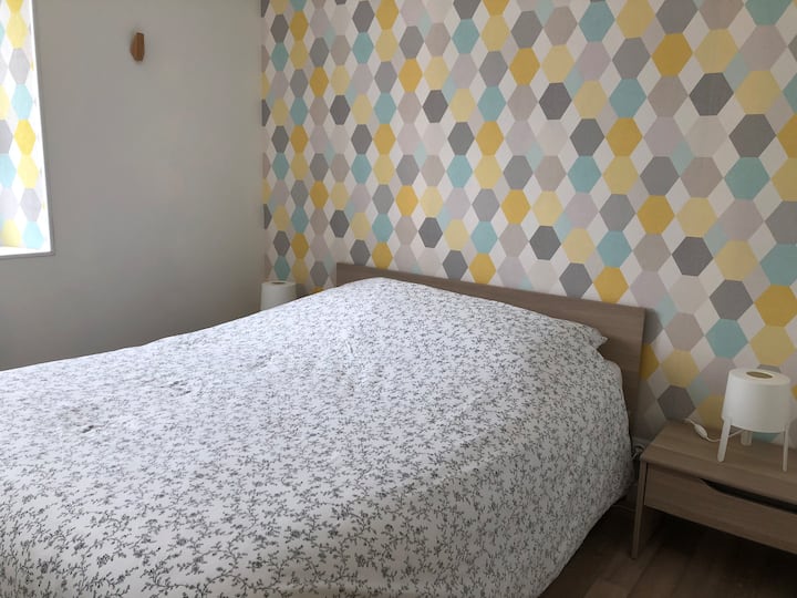 Terre d 'Iroise, maison-de-vacances-proche-du-bord-de-mer-en-Finistère:
bedroom 1 (floor): bedroom with 1 double bed (140 X 190), quality bedding (Simmons), Emma duvet.