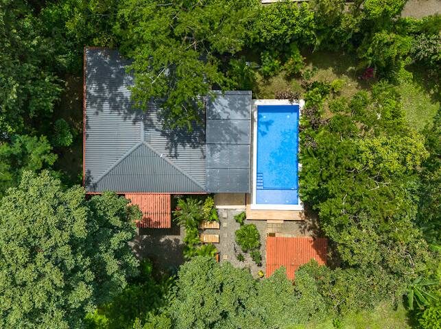 TROPICAL HOUSE 8 MIN WALK / BEACH
