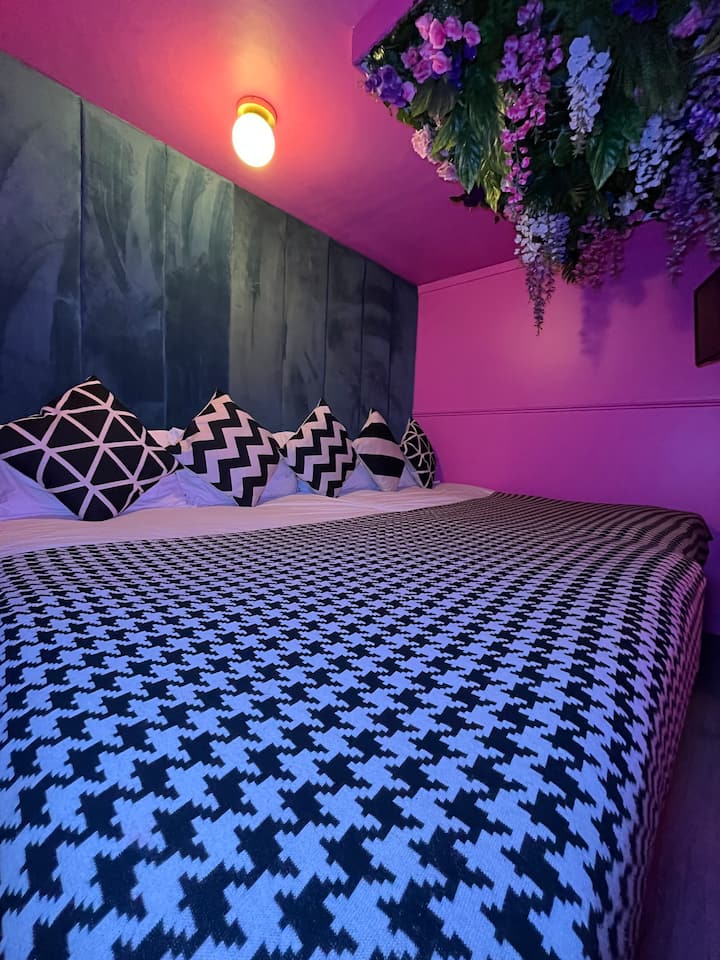 Manchester's Private Slumber Party Suite For 8 - Manchester
