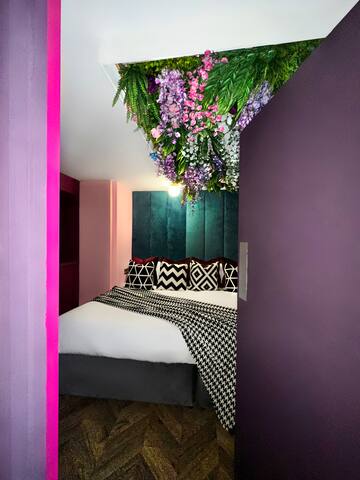 Slumber Party Suite for 8 In Manchester Centre gallery image 3