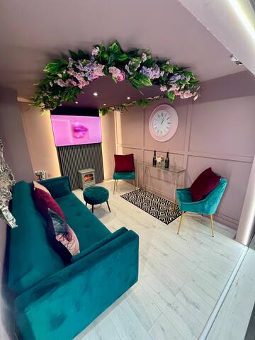 Slumber Party Suite for 8 In Manchester Centre gallery image 5