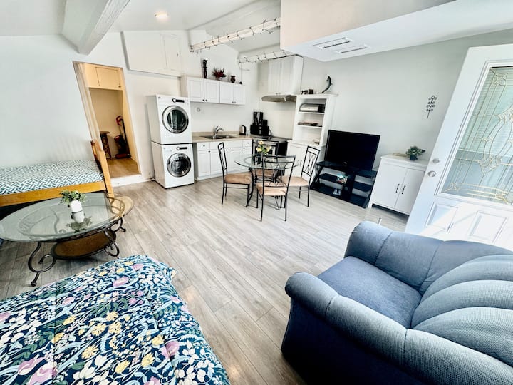 Quite Monthly Studio With Kitchen + Laundry - Los Angeles, CA