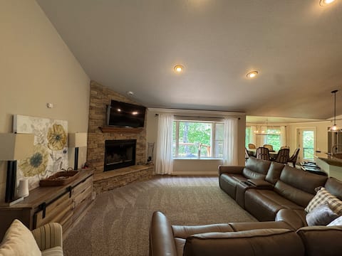 Top Airbnb: Five Stones Retreat! | Minutes to OZ Trails + Golf in Bella Vista
