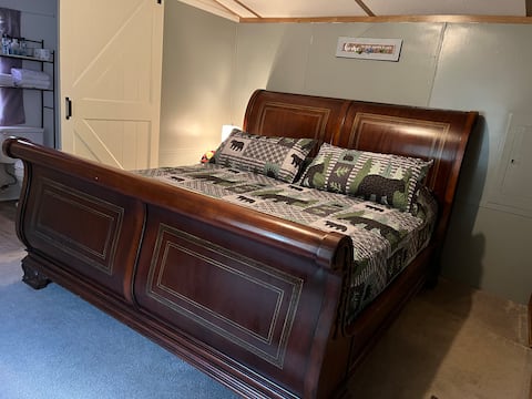 Maple Street Overlook
Break to mountains
King Bed