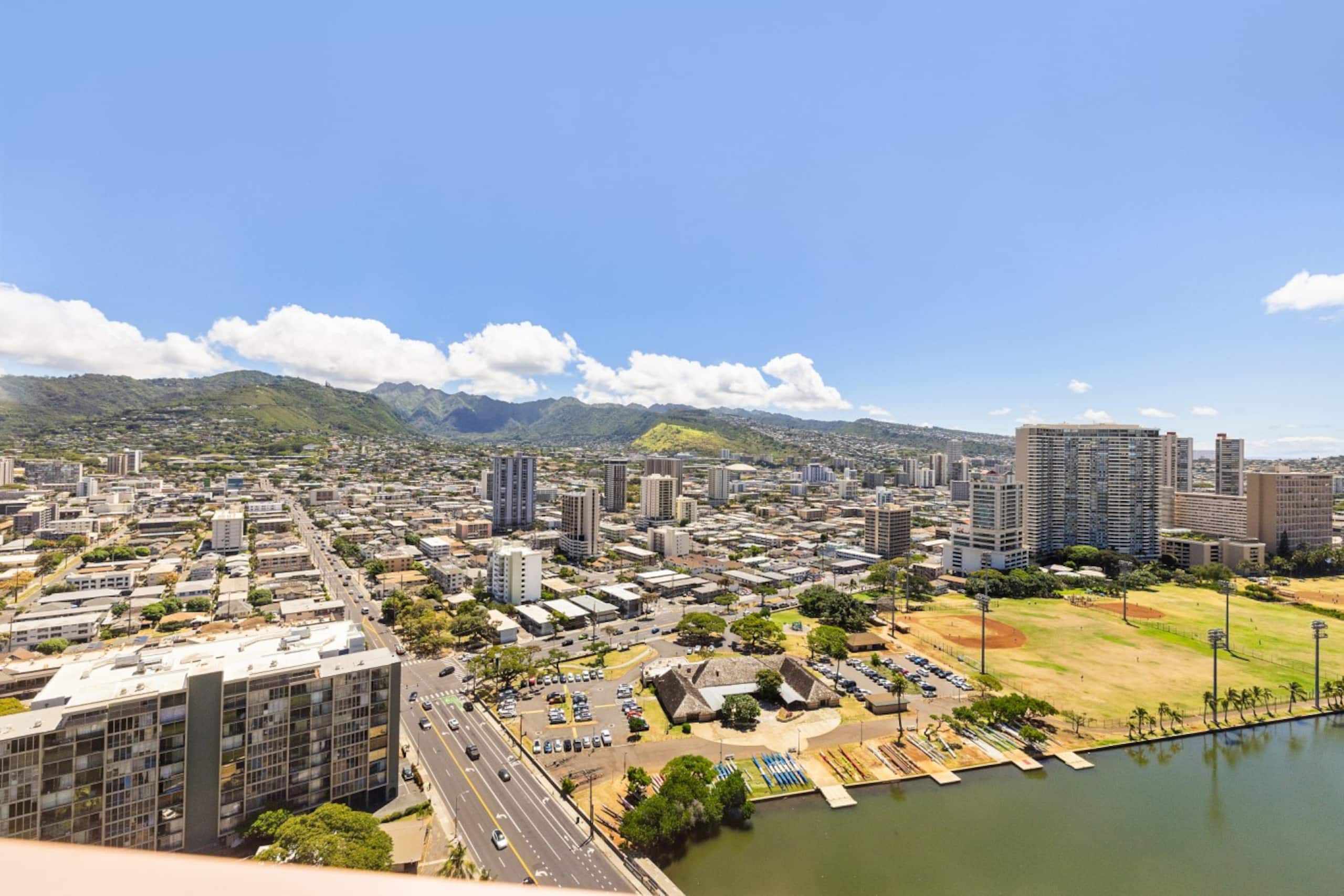 Condo in Honolulu · ★4.56 · 2 bedrooms · 2 beds · 2 baths - Image 10