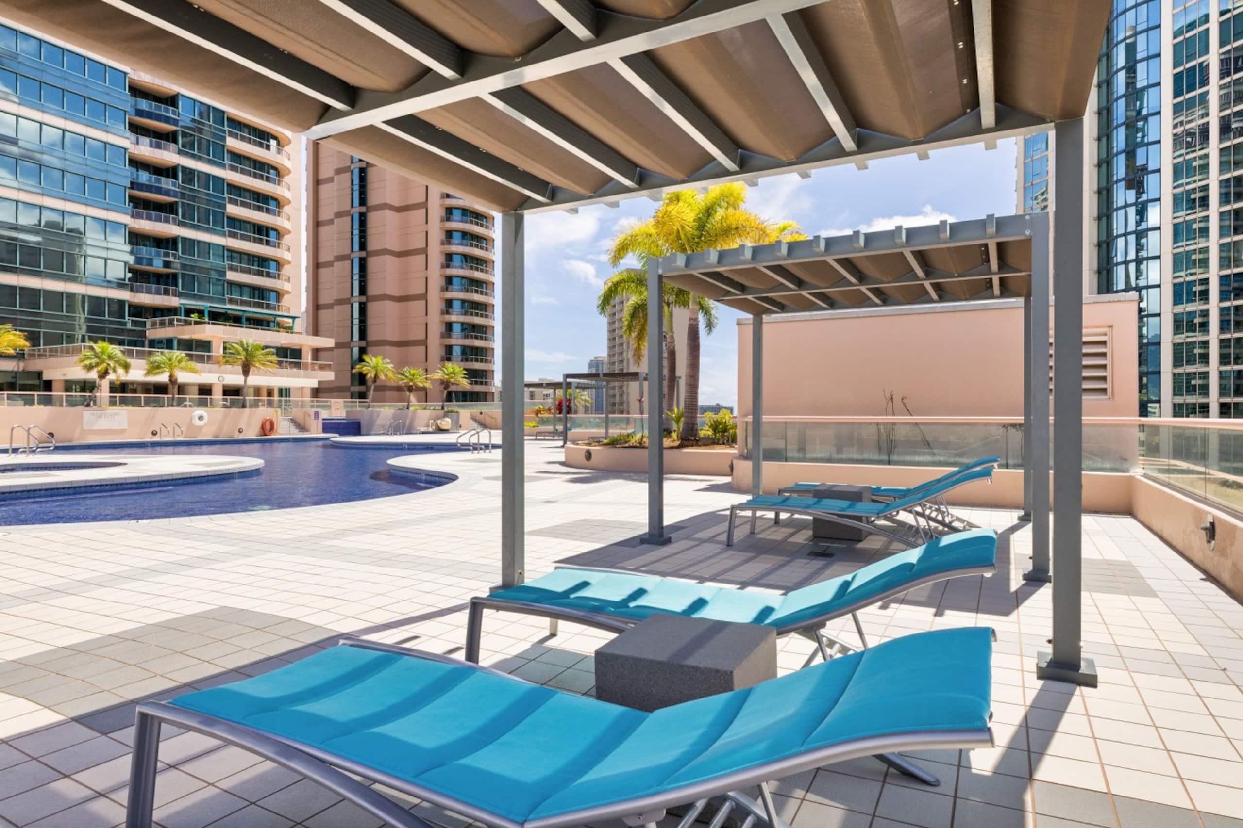Condo in Honolulu · ★4.56 · 2 bedrooms · 2 beds · 2 baths - Image 7