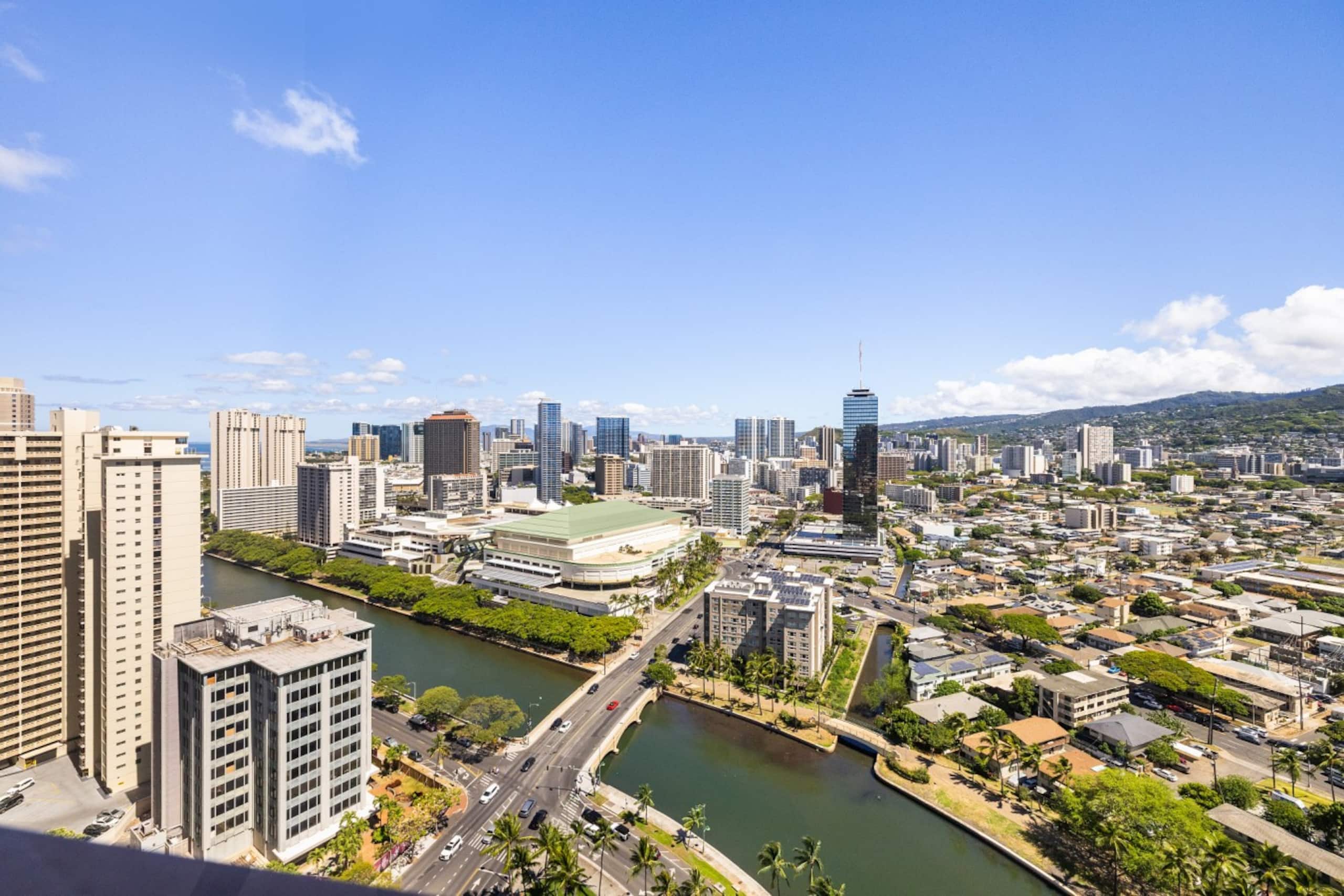 Condo in Honolulu · ★4.56 · 2 bedrooms · 2 beds · 2 baths - Image 6