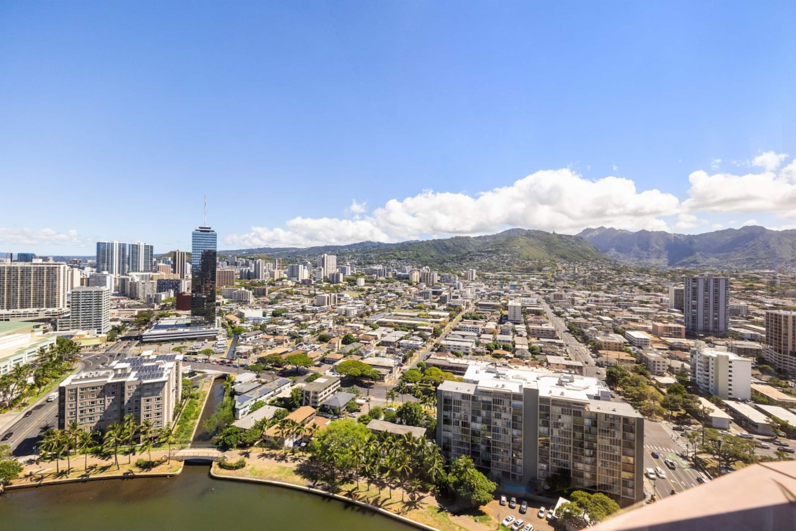 Condo in Honolulu · ★4.56 · 2 bedrooms · 2 beds · 2 baths - Image 4