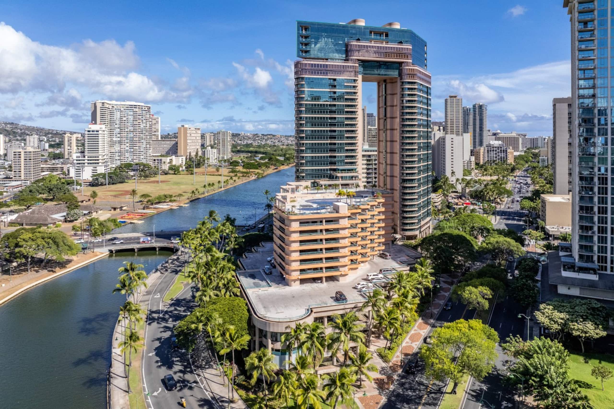 Condo in Honolulu · ★4.56 · 2 bedrooms · 2 beds · 2 baths - Image 12