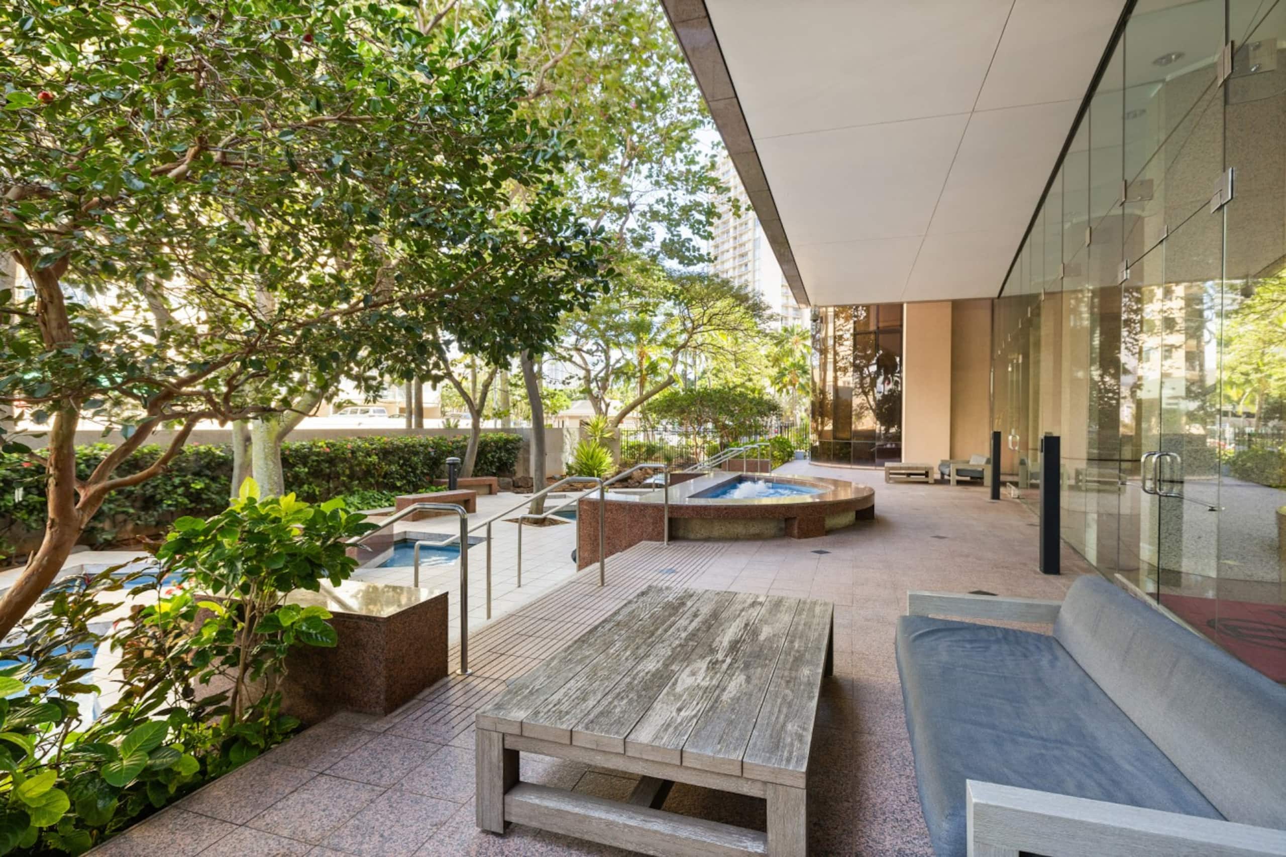 Condo in Honolulu · ★4.56 · 2 bedrooms · 2 beds · 2 baths - Image 14